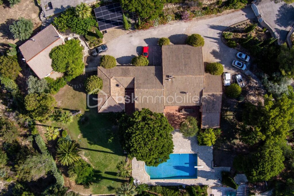 Magnifique propriété avec maison principale, dépendance et maison de gardien – Potentiel d’agrandissement – 11 pièces – 7 chambres – 350 m²