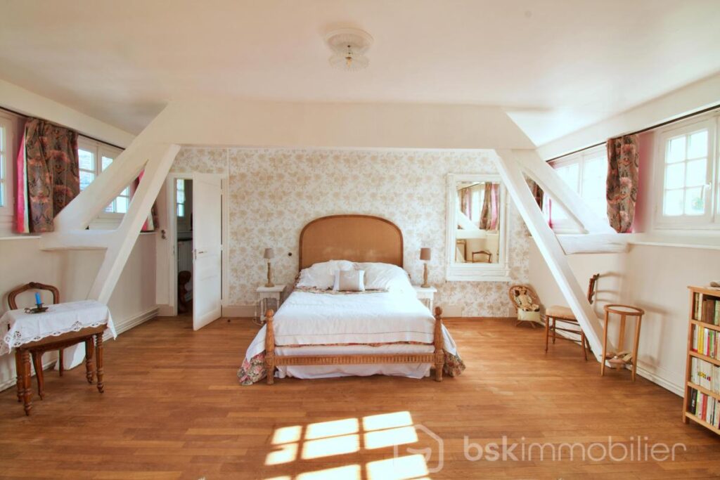 Magnifique propriété de charme du milieu XIXème, offrant 3 maisons pour une surface habitable de 487m2 au total – NR pièces – 12 chambres – 487 m²