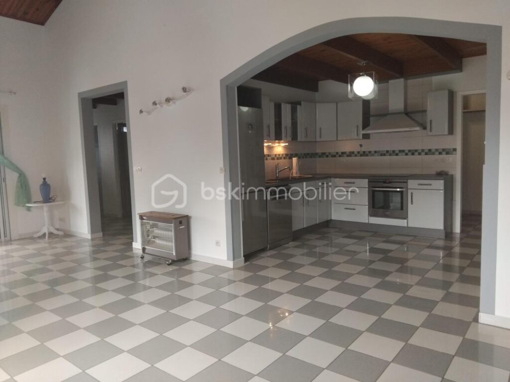 Villa avec piscine jacuzzi et jardin à l’île de la Réunion – 7 pièces – 4 chambres – 171 m²