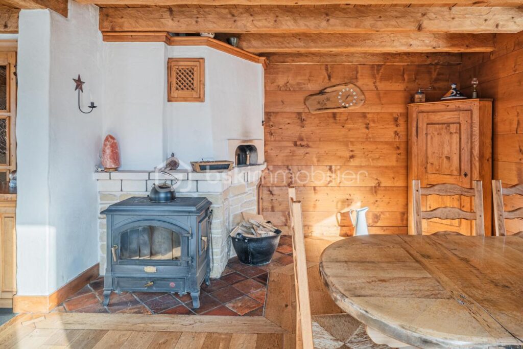 MEGEVE- CHALET FAMILIAL AU COEUR D’UN HAMEAU HISTORIQUE – 12 pièces – 7 chambres – 243 m²