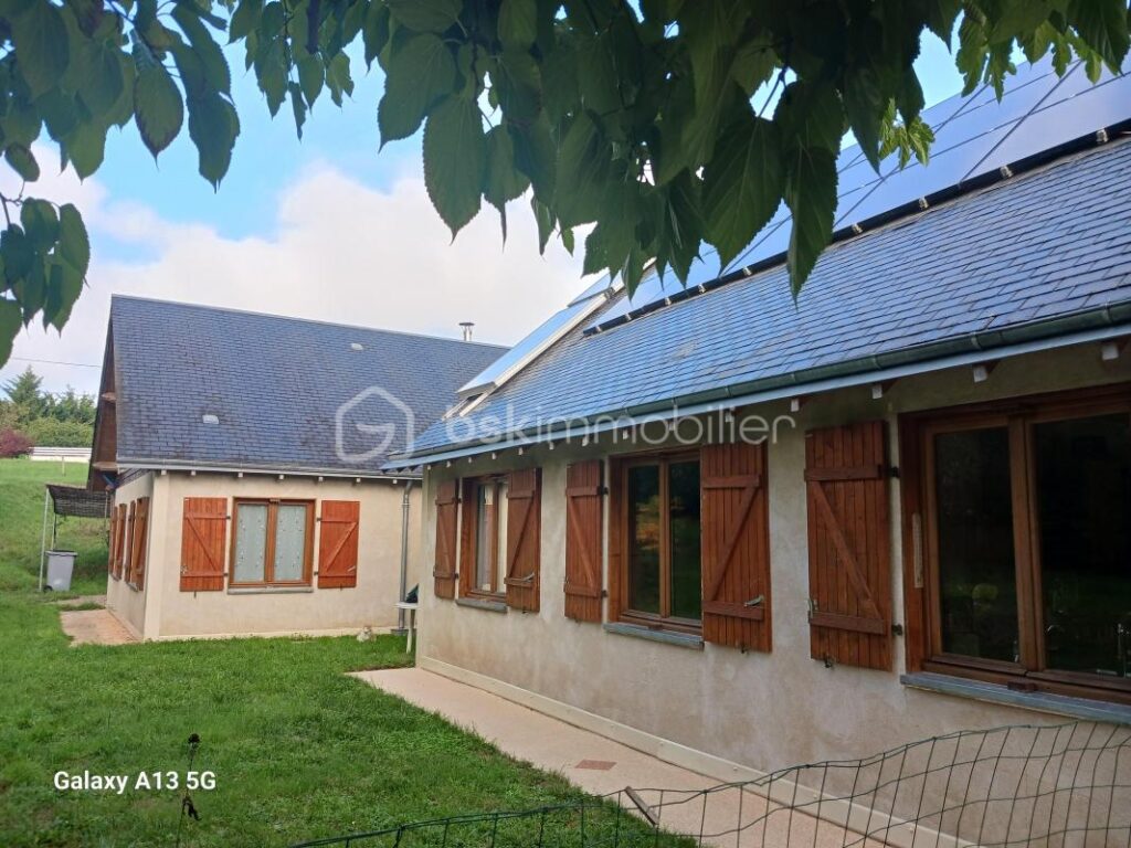 À VENDRE – MAISON ÉCOLOGIQUE & ATYPIQUE POUR AMOUREUX DE LA NATURE – 7856 m² DE TERRAIN – 8 pièces – 5 chambres – 212 m²