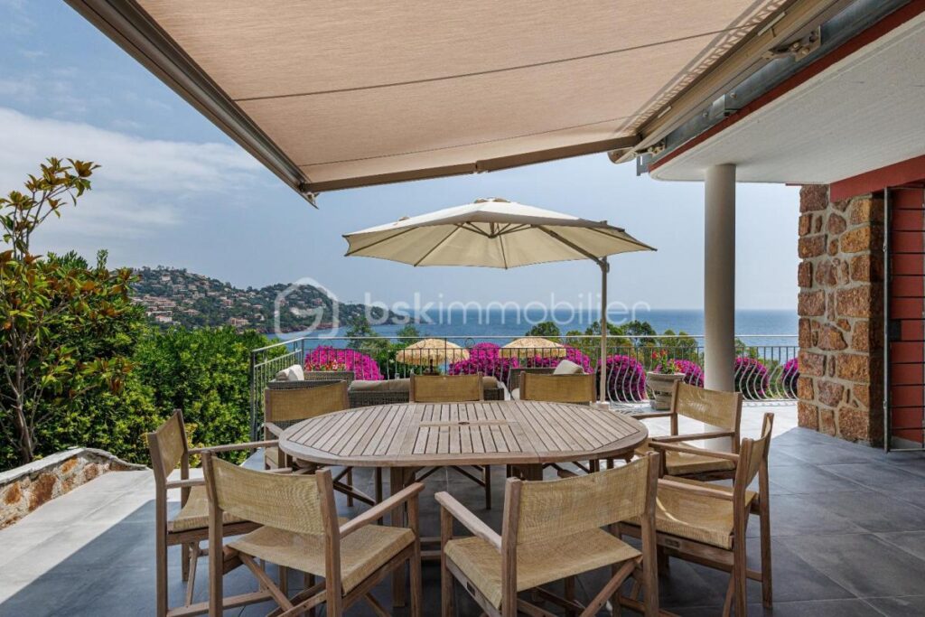 Superbe Maison rénovée de 219m2, 5 pièces, 4 chambres – Quartier du Trayas – 5 pièces – 4 chambres – 219 m²