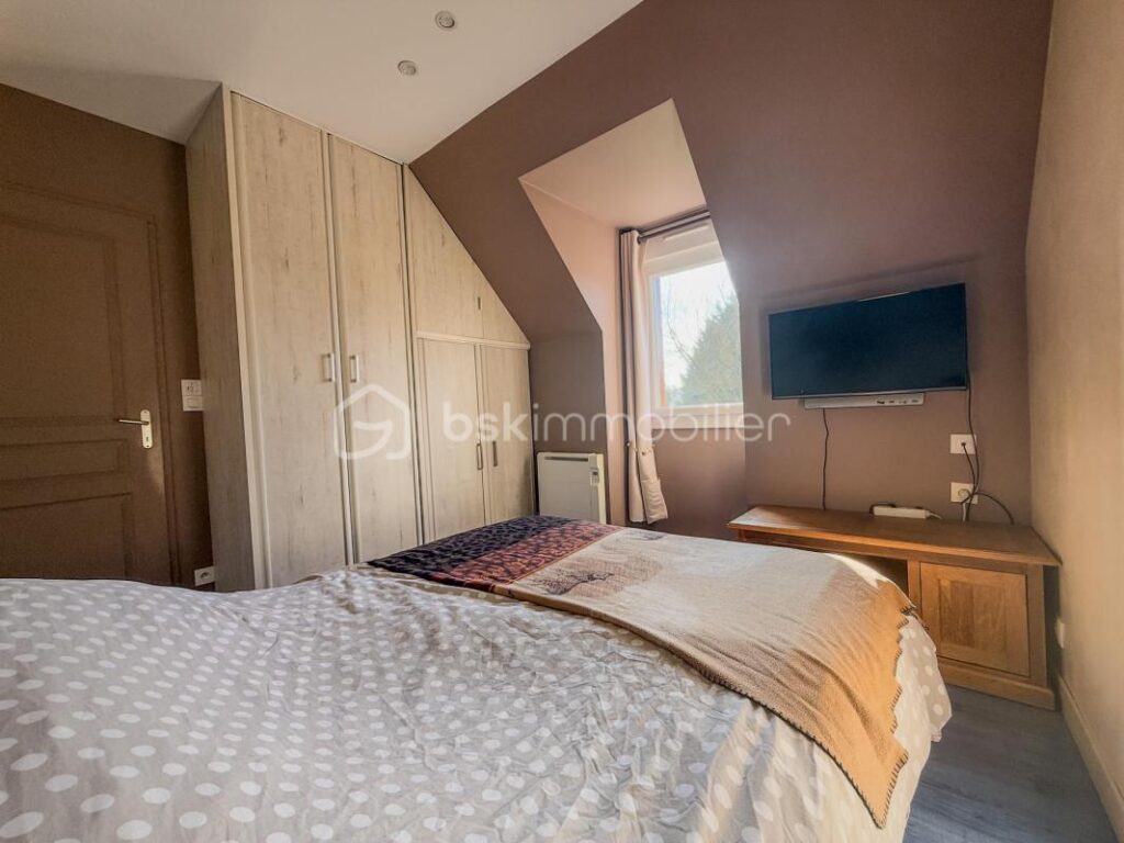 A SEULEMENT 5 KILOMÈTRES DE PONT L’ÉVÊQUE ET 15 KILOMÈTRES DE LA CÔTE FLEURIE, MAISON AU CALME, CADRE VERDOYANT – 4 pièces – 3 chambres – 96 m²