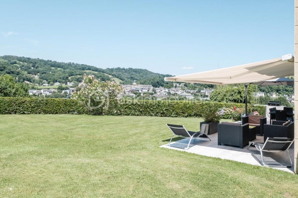 ENSEMBLE IMMOBILIER DE CHARME – 2 MAISONS FAMILIALES + 2 GÎTES – VUE PYRÉNÉES – TERRAIN 4500m² – 10 MIN de LOURDES – 16 pièces – 12 chambres – 410 m²