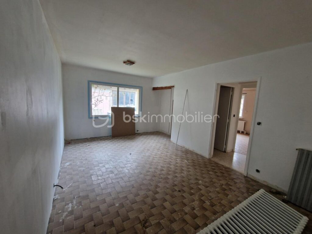 Superbe maison de 167m² sur 2 niveaux à finir de rénover!! Un terrain de 2825m² et une source.. Une grange attenante – 6 pièces – 4 chambres – 167 m²