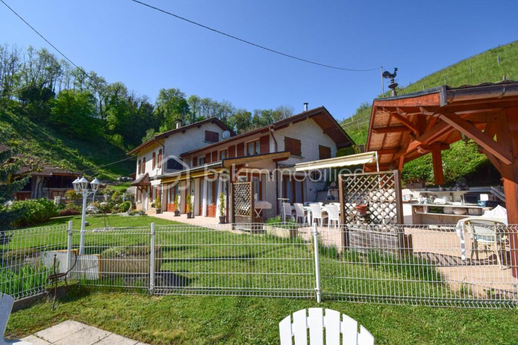 maison d’environ 230 m² habitables sur un terrain d’environ 2 700 m² – 7 pièces – 6 chambres – 230 m²