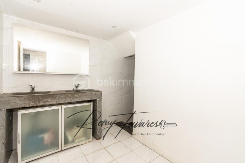 Maison de 185 m2 avec un terrain de 1300 m2 – 6 pièces – 3 chambres – 185 m²