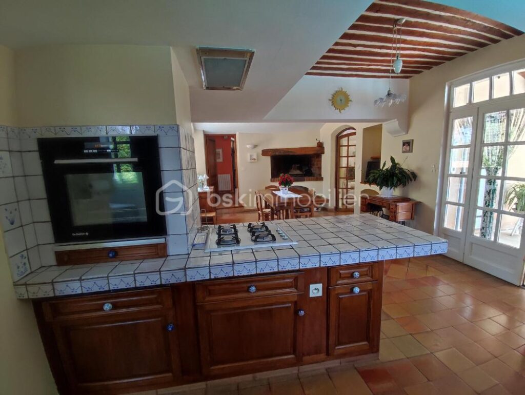 Villa d’architecte avec piscine, garage et plus de 16000km de terrain – 5 pièces – 3 chambres – 150 m²