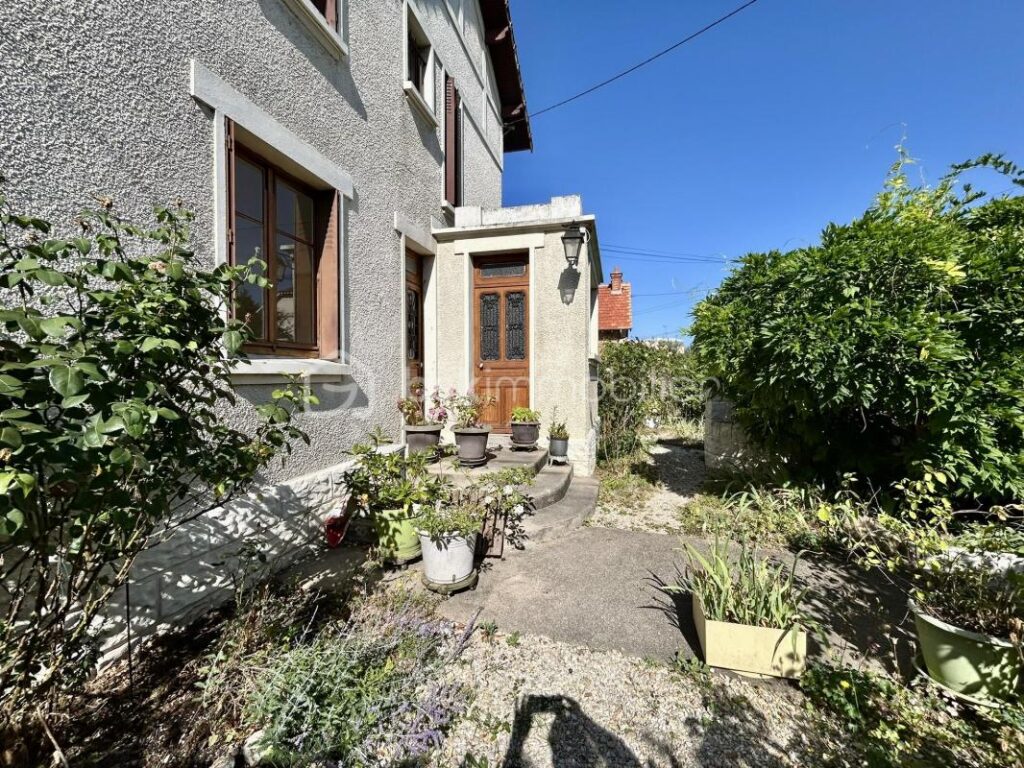 Maison 7 pièces de170m² à CHARTRETTES (77590) – 7 pièces – 6 chambres – 170 m²