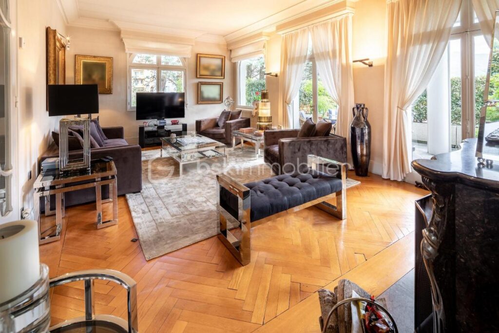 Profitez du luxe paisible d’une maison d’architecte au cœur de Lourdes – 8 pièces – 5 chambres – 310 m²