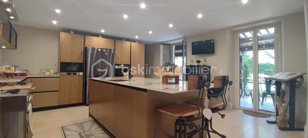 merveilleuse villa de caractere avec T2 indépendant piscine – 7 pièces – 4 chambres – 180 m²