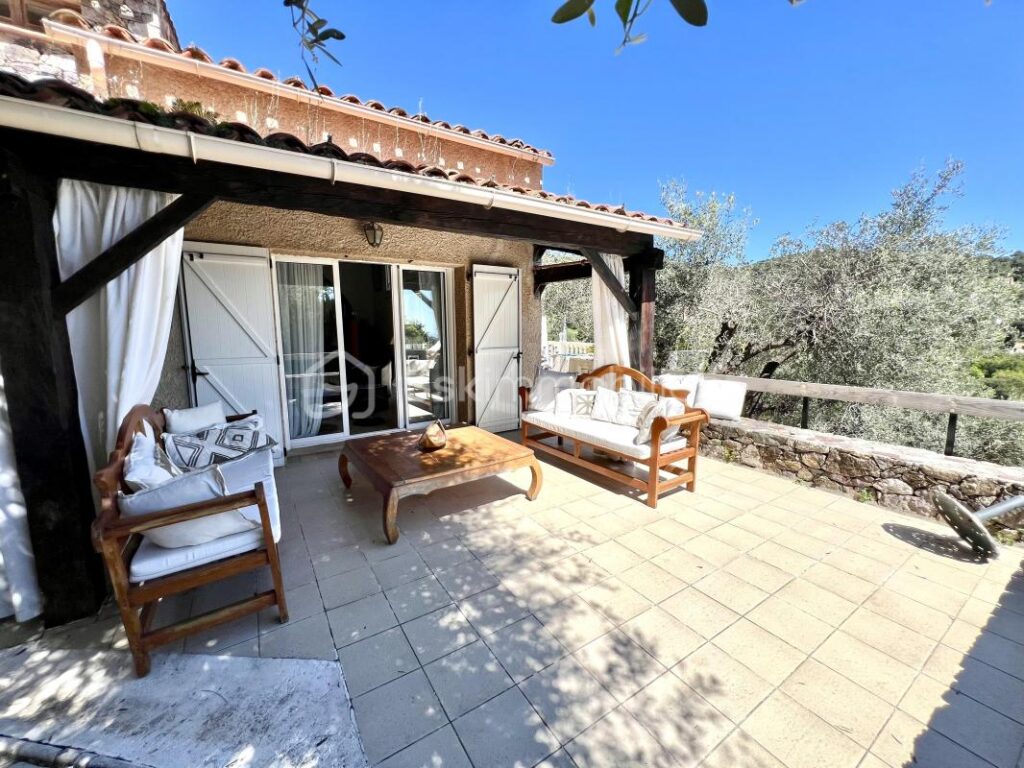 Nice (Saint Pancrace) – Villa d’architecte – Vue mer – Piscine – 6 pièces – 3 chambres – 181 m²