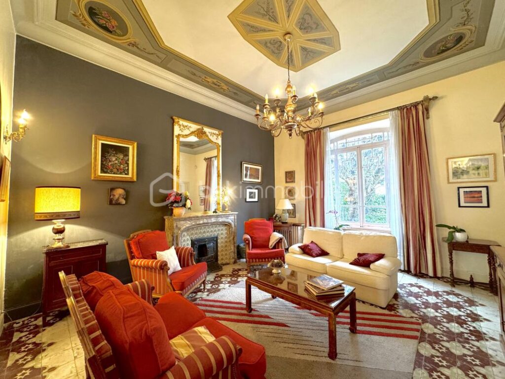 Demeure des années 1930 avec jardin arboré de 1900 m² Appartement Indépendant – 8 pièces – 5 chambres – 350 m²