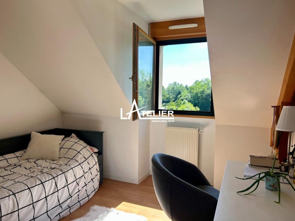 Maison de bourg avec garage indépendant et vie de plain-pied – 5 pièces – 4 chambres – 131 m²