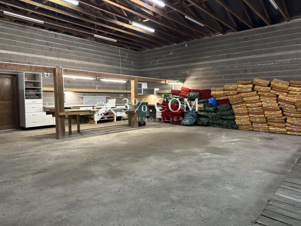 Locaux commerciaux avec logement 639 m2 DOMBASLE EN XANTOIS – 12 pièces – 6 chambres – 639 m²