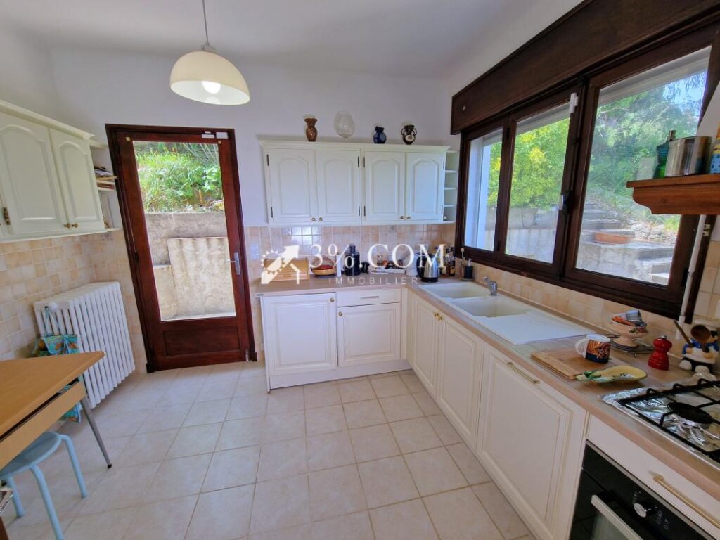 Grande villa proche centre-ville avec vue sur l’Estérel – 8 pièces – 5 chambres – 152 m²