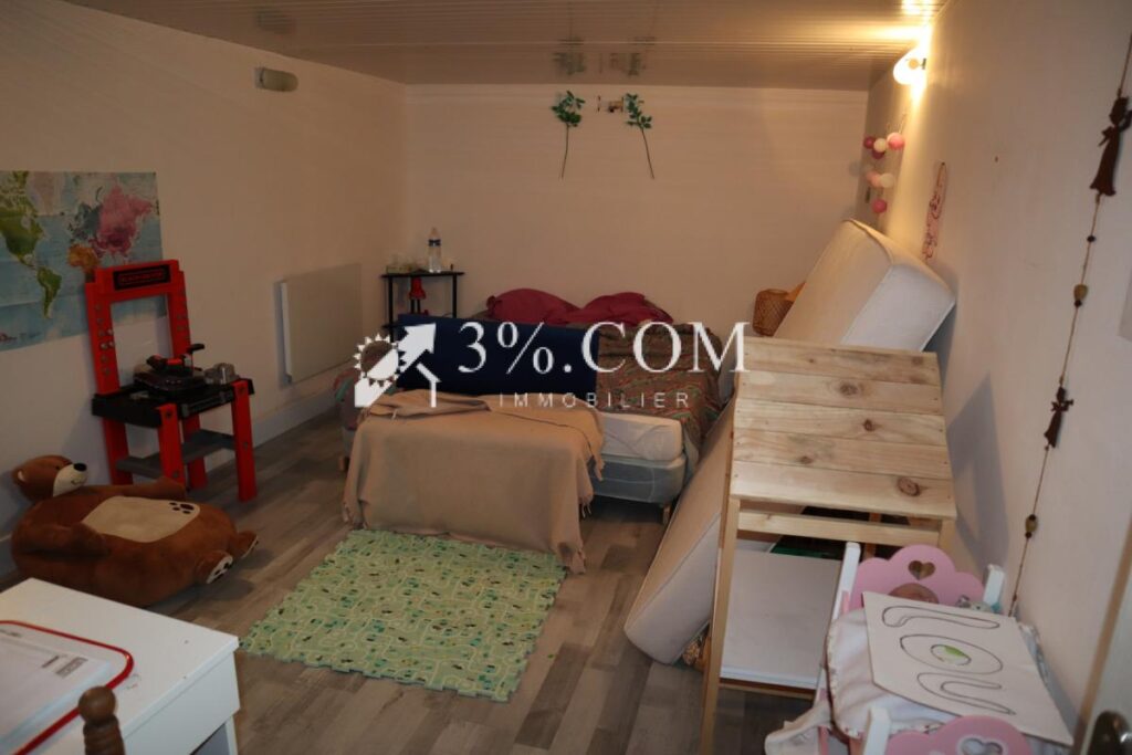 Maison 4 chambres, jardin, garages – 6 pièces – 4 chambres – 141 m²