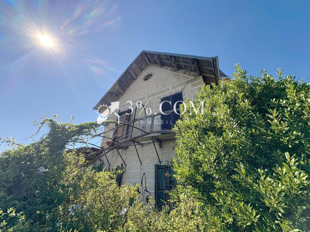 Grande propriété de 1.2 ha à rénover avec vue exceptionnelle – 12 pièces – 1 chambre – 195 m²