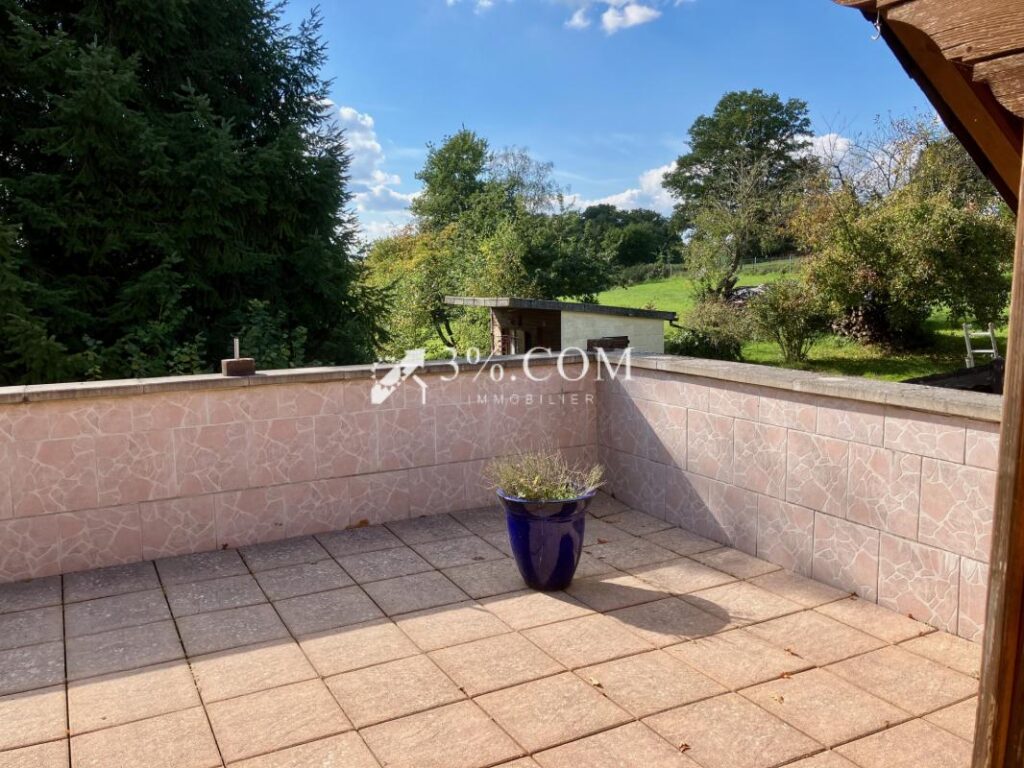 Maison avec grand terrain et dépendances – 7 pièces – 4 chambres – 142 m²