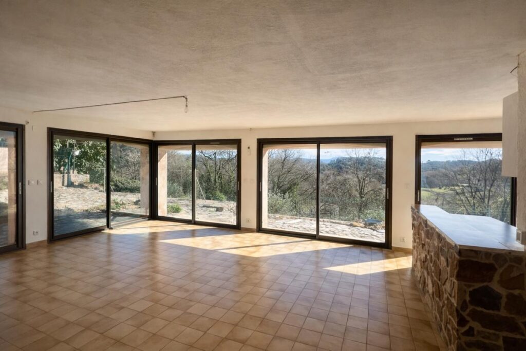 Ensemble immobilier Flassans 300 m2 – 11 pièces – 5 chambres – 330 m²