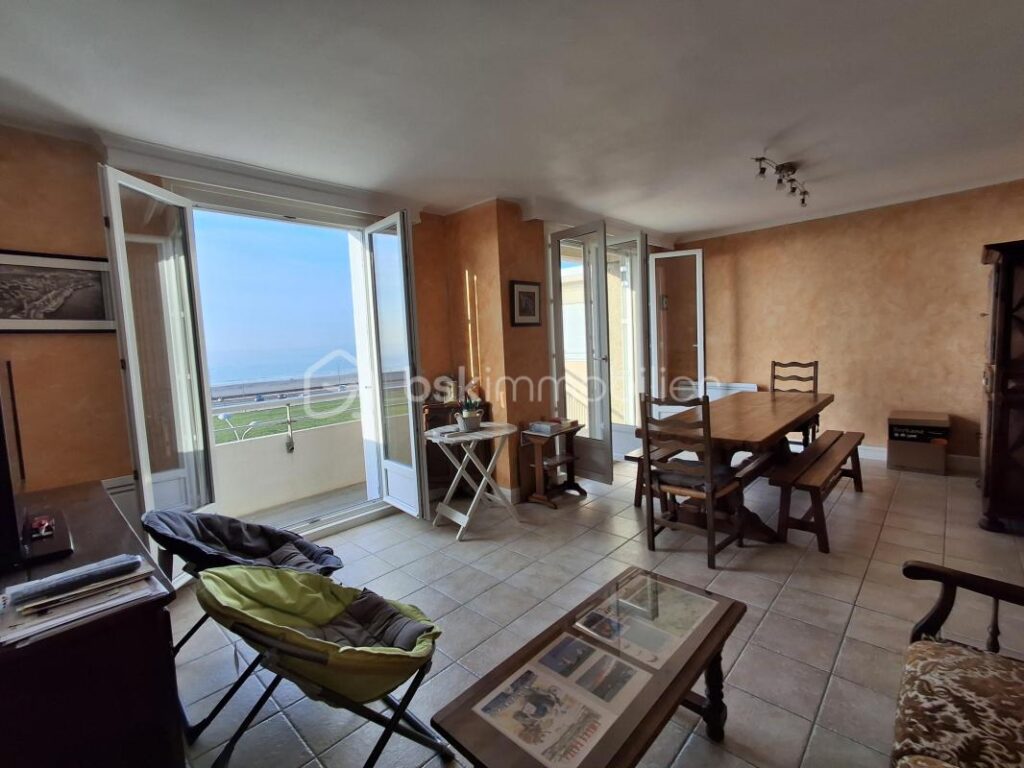 ***APPARTEMENT TRES BON ETAT FACE A LA MER AVEC BALCON DE TYPE F3 80M2 PARKING POSSIBLE DANS LA RESIDENCE*** – 4 pièces – 2 chambres – 78 m²