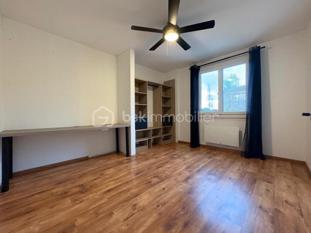 Appartement de type T4 transformé en T3 de 95 m2- Résidence sécurisée avec parc – 3 pièces – 2 chambres – 95 m²