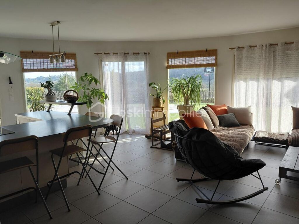 Superbe villa avec vue sur le château de GRIGNOLS – 7 pièces – 5 chambres – 210 m²