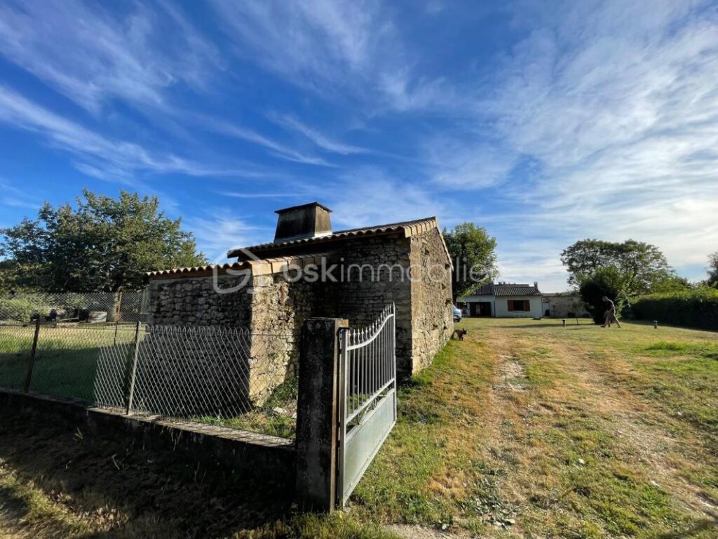 Maison en pierre de charme – 2 ch – Dépendances – 7 000 m² – 3 min de Cozes – 4 pièces – 2 chambres – 106 m²