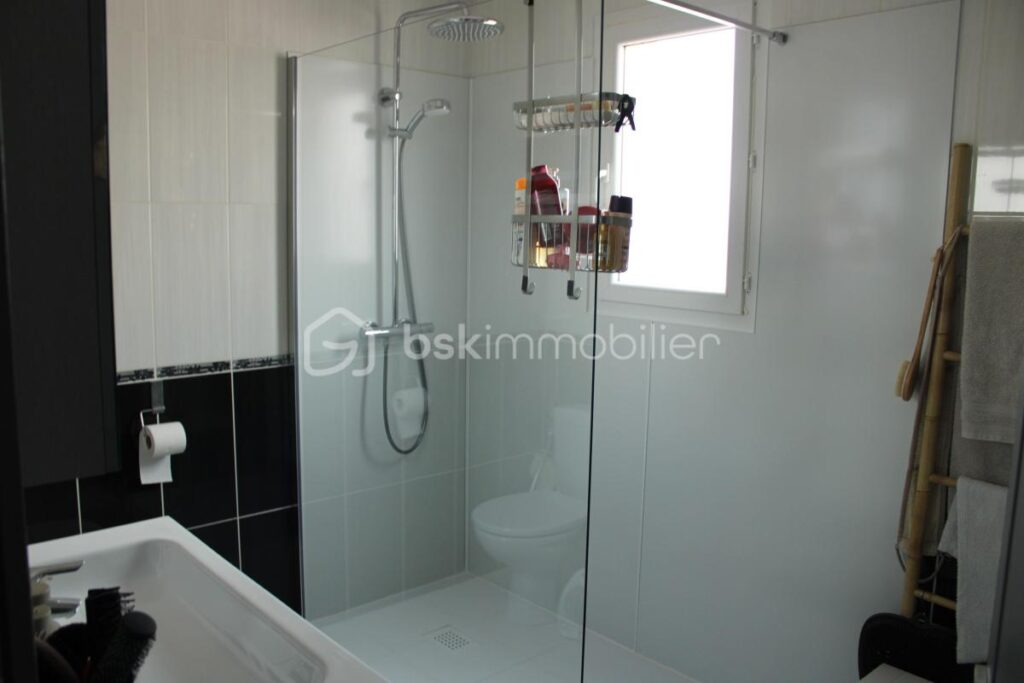 Belle maison de 87 m² avec piscine et jardin arboré – 4 pièces – 3 chambres – 84 m²