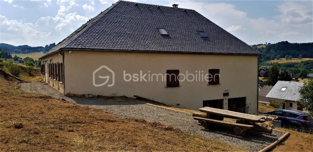 Grande maison rénovée avec activité touristique: gîte classé 3 étoiles et chambres d’hôtes – Fort potentiel à Besse-et-Saint-Anastaise – 12 pièces – 8 chambres – 435 m²