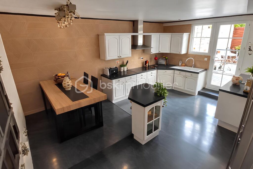 VILLA DE PLAIN-PIED VUE MER – 167 m² – TERRASSES – PISCINE – ROOF-TOP – À 50 MÈTRES DE LA MER – PROCHE PLAGES DES SABLETTES – 3 CHAMBRES + DÉPENDANCE – 599 000 € – 6 pièces – 4 chambres – 167 m²