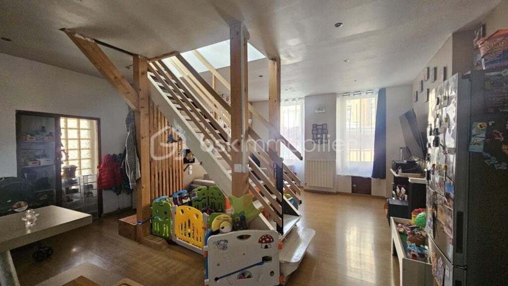 Maison 154 m² habitable + studio en sous sol ( à rénover entièrement ) – 6 pièces – 4 chambres – 154 m²