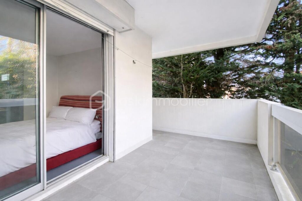 Duplex d’exception au cœur de la verdure – Terrasses, balcons, box – Ville-d’Avray – 5 pièces – 2 chambres – 155 m²