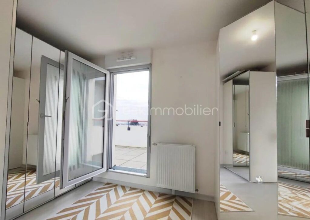 Appartement 5 pièces 89 m² – Terrasse 45 m² – place de parking – proximité des commodités – 5 pièces – 4 chambres – 89 m²