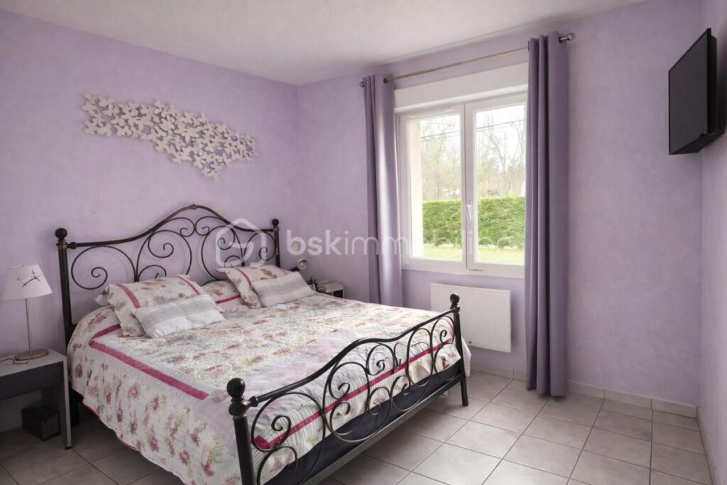 Havre de paix avec vue dégagée sur la campagne – Piscine – Terrain arboré – À 3 min des commerces et 5 min de la gare – 6 pièces – 4 chambres – 152 m²