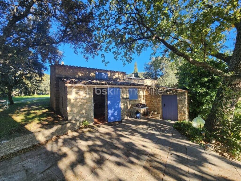 Bâtisse en pierres du 16ème siècle avec vue imprenable sur la Sainte-Victoire, proche de Lourmarin – 13 pièces – 6 chambres – 400 m²