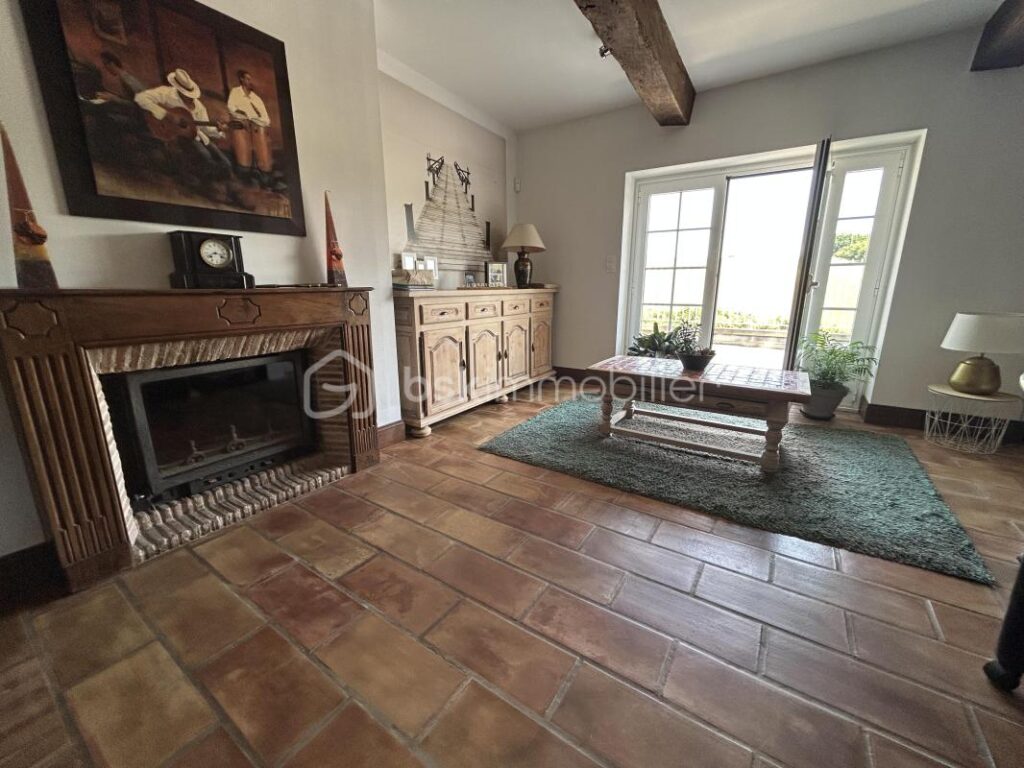 MAGNIFIQUE PROPRIÉTÉ EN PIERRES – DEPENDANCE- PISCINE – GARAGE – 8 pièces – 6 chambres – 297 m²