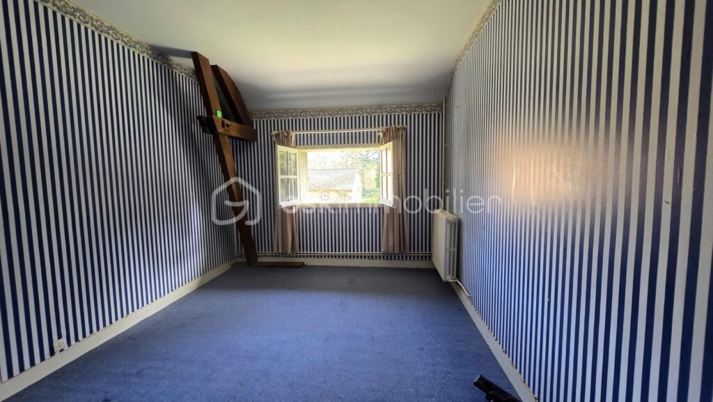 Ensemble immobilier, maison de 178 m², maisonnette, granges, petits toits, terres et étang – 5 pièces – 4 chambres – 178 m²
