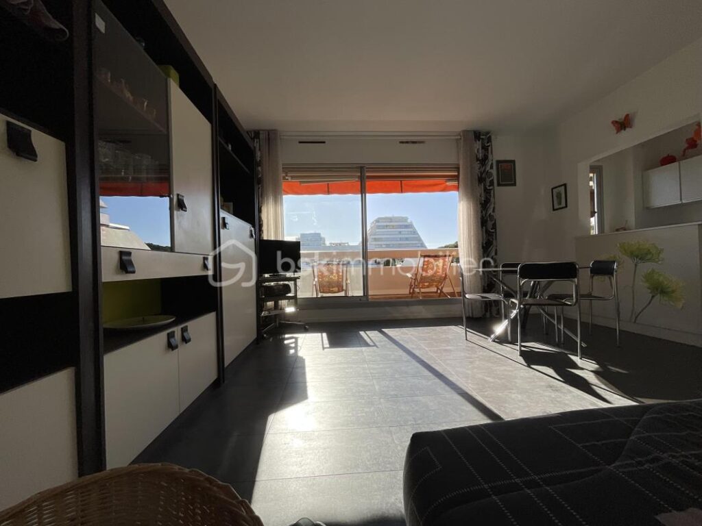 Hyper centre de La Grande-Motte – Appartement lumineux avec balcon et grand garage – 2 pièces – 1 chambre – 45 m²