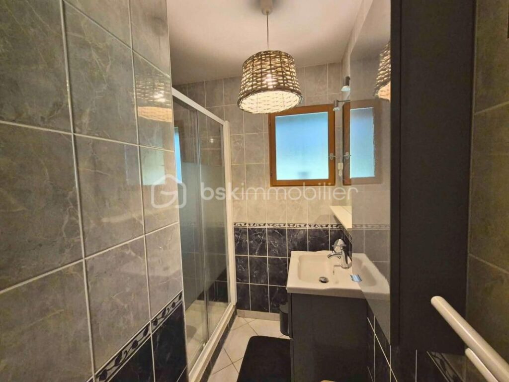 Maison individuelle 137m2, clé en main – Autonomie de plain‑pied – Vue sur étang – Terrain 860 m2 clos & garage – Aucun travaux – 4 pièces – 3 chambres – 137 m²