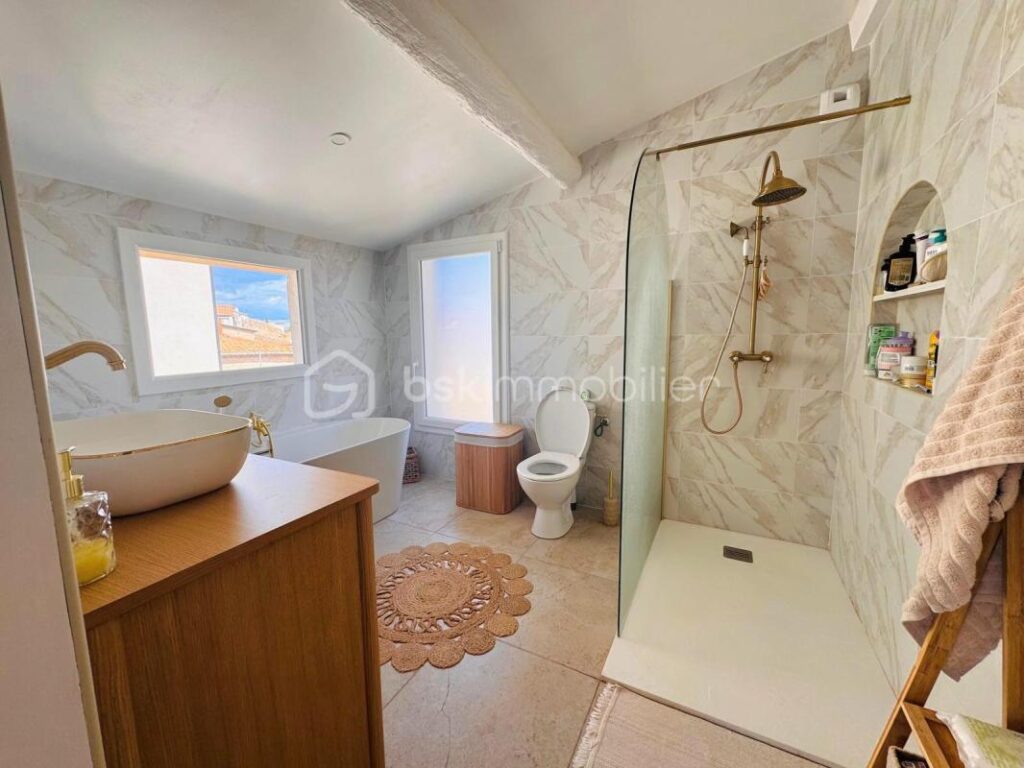 A vendre RARE ! Magnifique maison de caractère rénovée avec dépendance, patio, terrasses, grand garage et cave – 208 m2 habitables – Pinet (Hérault) – 6 pièces – 4 chambres – 186 m²