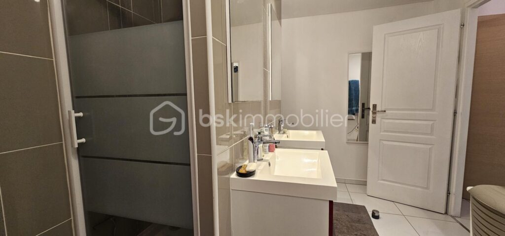 LOCATION T4 Traversant 101M² – Dernier étage – 2 balcons sans vis-à-vis – Quartier des Amoureux à Nîmes – 4 pièces – 3 chambres – 101 m²