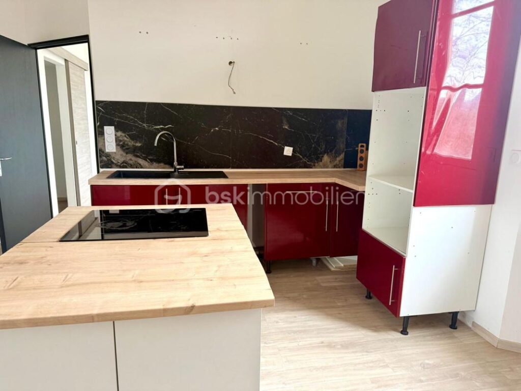 À VENDRE – VILLA 106 M² AVEC GARAGE + 2 APPARTEMENTS – À MEZEL – PRIX 338 000 € – 3 pièces – 2 chambres – 106 m²