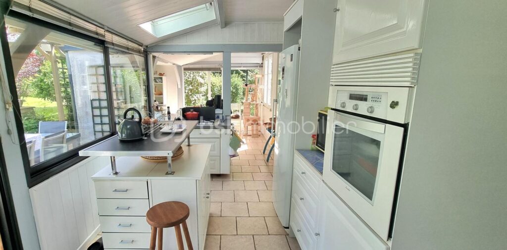 Maison de 164 m² avec piscine – CHEILLE – 7 pièces – 5 chambres – 164 m²