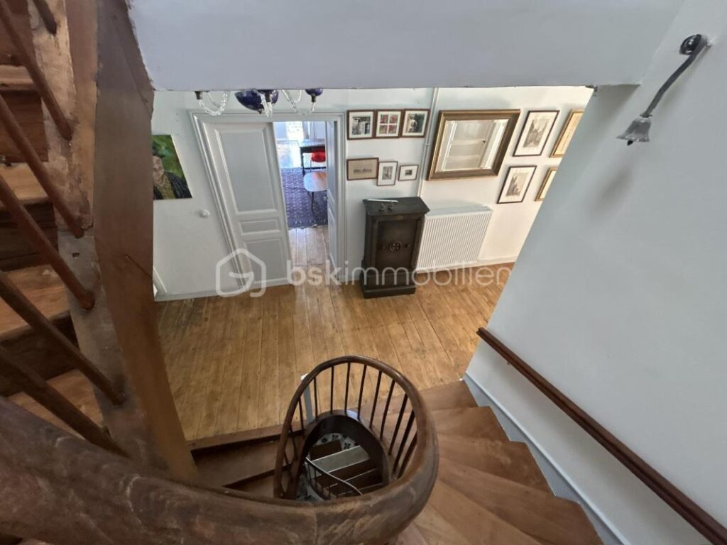 CHÂTEAU et SA MAISON de Gardien – VUE -TERRAIN – PISCINE – DÉPENDANCES – NR pièces – 12 chambres – 722 m²