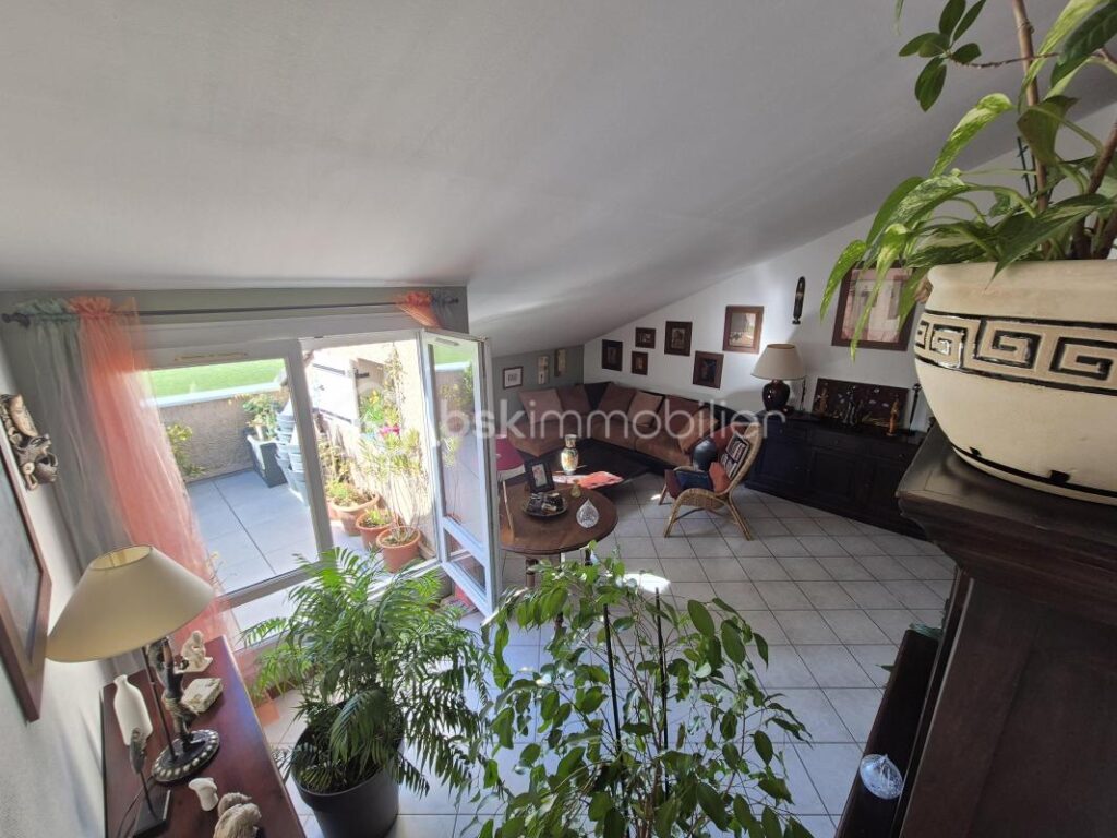 Charmant appartement en dernier étage à Courcouronnes Centre avec terrasse !!! – 3 pièces – 1 chambre – 60 m²