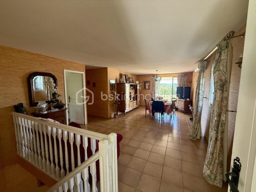 Maison avec vue sur le rocher de Roquebrune, quartier Valescure – 5 pièces – 3 chambres – 136 m²