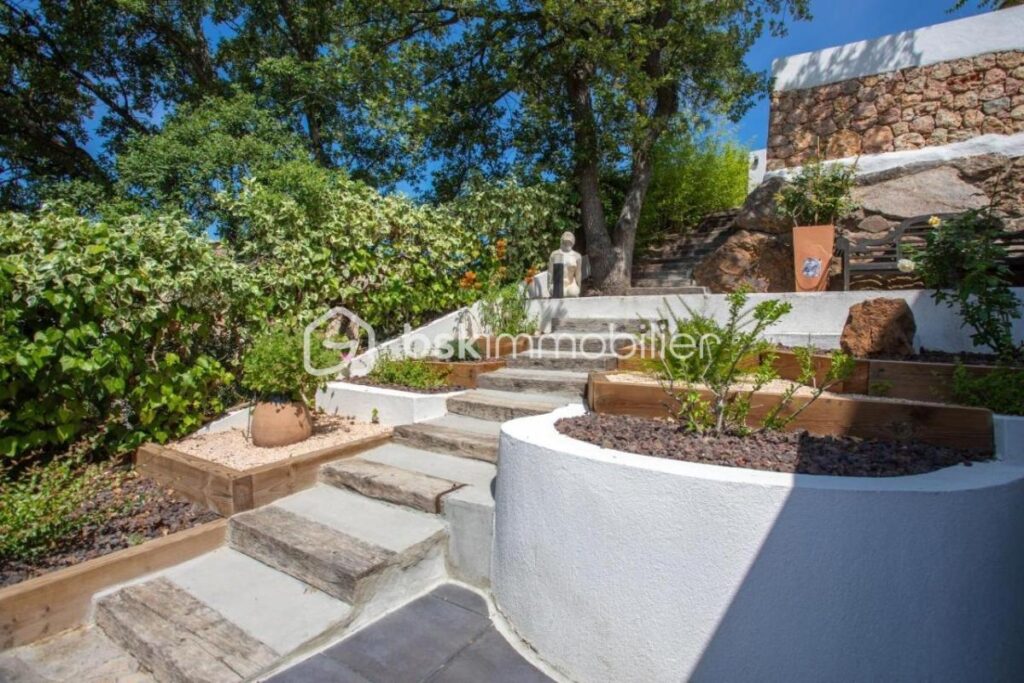 🌊 Villa d’Exception avec Vue Mer à Agay – 260 m² habitables | 1370 m² de terrain 🌴 – 8 pièces – 5 chambres – 260 m²