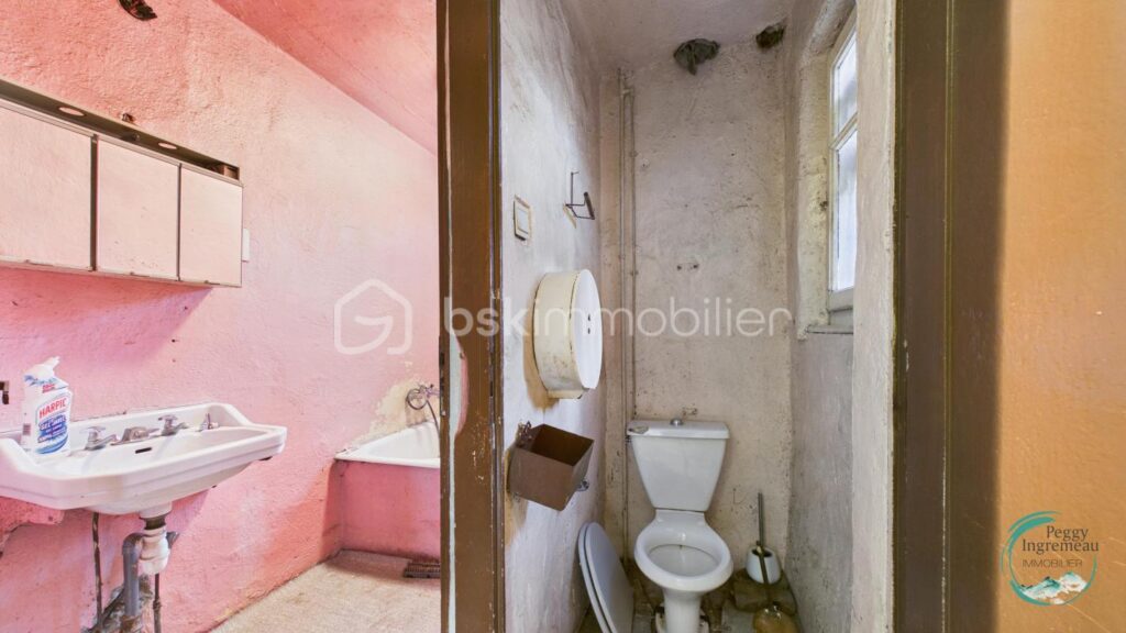 Maison individuelle à rénover – Fort potentiel – Cluses – 6 pièces – 5 chambres – 226 m²