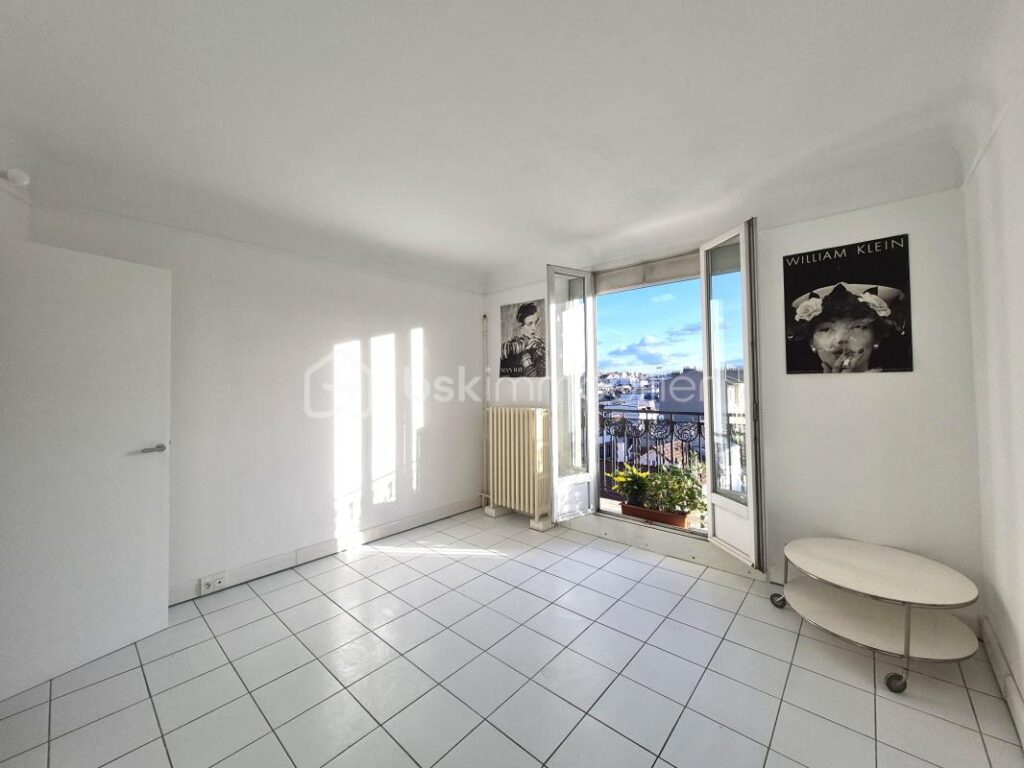 DERNIER ETAGE AVEC BALCON ET VUE SPECTACULAIRE SUR PARIS ET LA DEFENSE – 3 pièces – 2 chambres – 59 m²